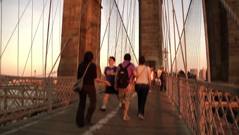 Menschen-Passieren-Den-Turm-Der-Brooklyn-Bridge-Durch-Den-Gehweg-In-New-York-City
