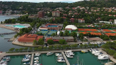 Drohnenantenne,-Rechtsdrehende-Flugansicht-Des-Sonnenuntergangs-Von-Portoroz-Vor-Dem-ATP-Challenger-Slowenien-Open-Tennis