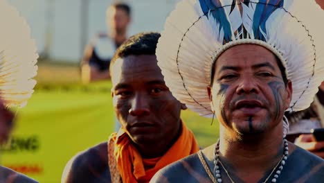 Nahaufnahme-Eines-Indigenen-Mannes,-Der-Gegen-Die-Abgrenzung-Des-Amazonas-Protestiert
