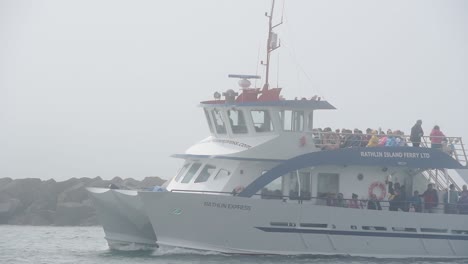 Ferry-De-La-Isla-De-Rathlin-Con-Turistas-Navegando-En-Una-Mañana-Brumosa-Entre-La-Isla-De-Rathlin-Y-Ballycastle
