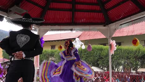 Zeitlupenaufnahme-Eines-Traditionellen-Tanzes-In-Mineral-Del-Chico,-Mexiko