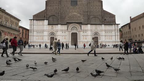 Tourists-Walking-Past-Piazza-Maggiore-With-The-Basilica-of-San-Petronio-In-The-Background