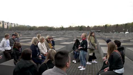 Grupo-Turístico-Escuchando-Al-Guía-En-El-Monumento-A-Los-Judíos-Asesinados-De-Europa.