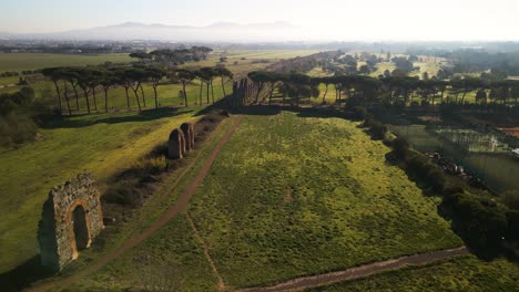 Luftaufnahme-Der-Ruinen-Des-Römischen-Aquädukts,-Um-Das-Antike-Rom-Mit-Wasser-Zu-Versorgen