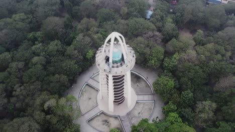 In-Diesem-Luftbildvideo-Sind-Menschen-Zu-Sehen,-Wie-Sie-Die-Spitze-Des-Bekannten-Und-Historischen-Anna-Nagar-Tower-Park-Besichtigen,-Einem-Stadtpark-Im-Anna-Nagar-Vorort-Von-Chennai