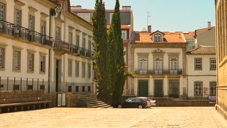 Escena-Tranquila-En-El-Casco-Antiguo-De-Braga,-Portugal-Al-Mediodía