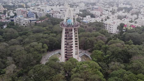 Luftaufnahmen-Von-Menschen,-Die-Die-Spitze-Des-Historischen-Und-Bekannten-Anna-Nagar-Turms-In-Chennai-Besuchen