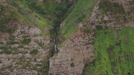 Luftaufnahme-Des-Wasserfalls-Cascade-Do-Poco-Do-Bacalhau-Bei-Fajã-Grande