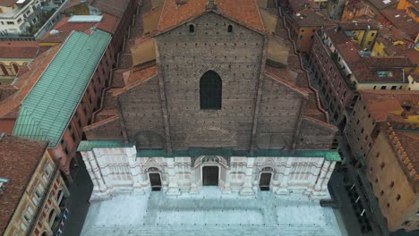 Drone-Ascendente-Disparado-Sobre-La-Basílica-De-San-Petronio,-Bolonia,-Italia