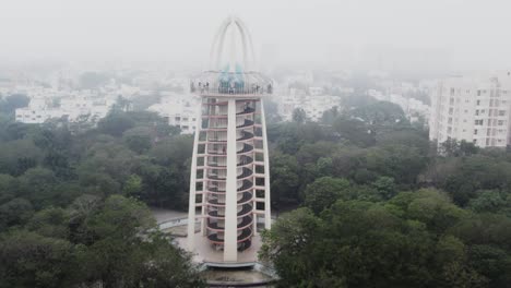 133-Fuß-Hoher,-Ikonischer-Turm-Im-Anna-Nagar-Park-In-Chennai.-Man-Kann-Menschen-Dabei-Beobachten,-Wie-Sie-Die-Spitze-Des-Bekannten-Und-Historischen-Anna-Nagar-Tower-Park,-Einem-Vorort-Von-Chennai,-Besichtigen.-Dies-Ist-Der-Höchste-Parkturm-In-Chennai