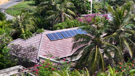 Paneles-Solares-En-El-Techo-De-Una-Casa-Utilizando-Energía-Solar-Natural.