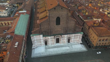 Cinematic-Drone-Shot-Above-Basilica-San-Petronio,-Piazza-Maggiore