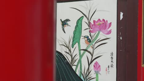 Taoistische-Eisvogel-Tempelkunst-Mit-Schwenkansicht-Im-Buddhistischen-Wandgemälde-Von-Taipeh