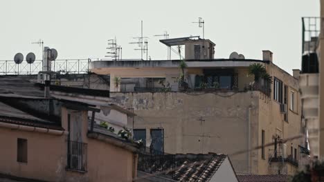 Urban-rooftop-antennas-in-Naples,-Italy