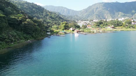 Drohnenansicht-In-Guatemala,-Die-An-Einem-Sonnigen-Tag-In-Atitlan-über-Einen-Blauen-See-Fliegt,-Umgeben-Von-Grünen-Bergen-Und-Vulkanen
