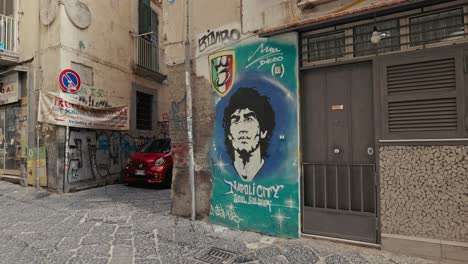 Homenaje-Mural-Icónico-En-El-Callejón-De-Nápoles,-Italia
