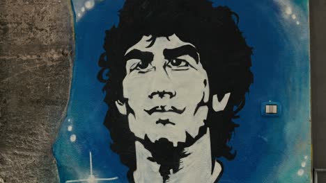 Maradona-mural-tribute-on-Naples-street,-Italy