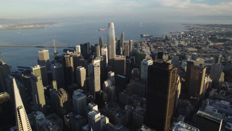 Drohne-Rotiert-Rückwärts-über-Der-Skyline-Von-San-Francisco