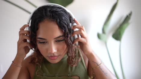 Woman-putting-on-headphones