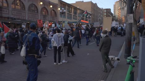 Los-Manifestantes-Marchan-Mientras-El-Fotógrafo-Toma-Fotos.