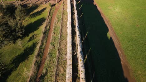 Von-Oben-Nach-Unten-Luftaufnahme-Eines-Kanals,-Der-Im-Antiken-Römischen-Aquädukt-Zum-Wassertransport-Diente