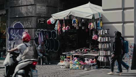 Street-market-hustle-in-Naples,-Italy