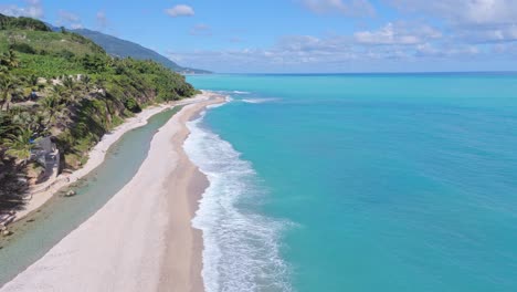 Perfekter-Weißer-Sandstrand-Von-Los-Patos,-Dominikanische-Republik---Luftaufnahme