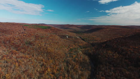 Panoramic-View-Over-The-Colorful-Autumn-Forests-Of-Arkansas,-USA---Drone-Shot