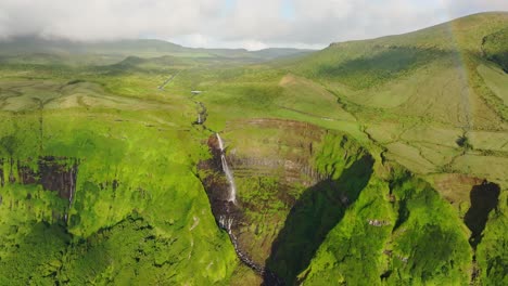 Tiro-Inclinado-Hacia-Arriba-Del-Gran-Arco-Iris-En-Cascata-Da-Ribeira-Grande,-Islas-Azores