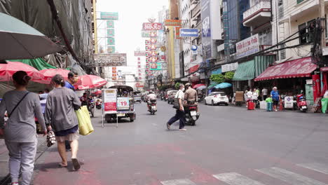 Policía-En-Motocicleta-En-Las-Calles-De-Chinatown-En-Bangkok,-Tailandia