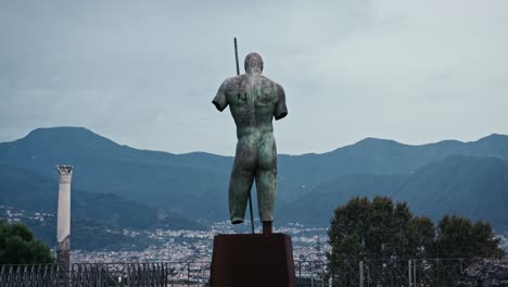 Estatua-Centinela-Sobre-Las-Ruinas-De-Pompeya---Dedalo-Por-Igor-Mitoraj