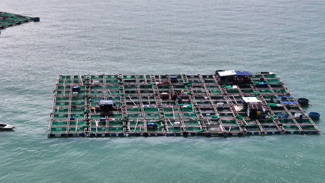 Luftrotation-über-Einer-Fischzuchtfarm-In-Vietnam