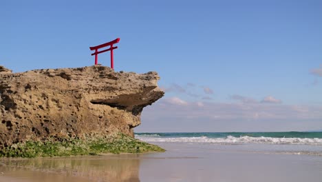 Famoso-Santuario-De-La-Playa-De-Shirahama-En-Shimoda,-Japón,-En-Un-Día-Claro