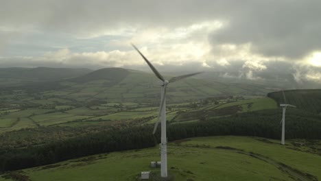 Surrende-Blätter-Von-Windmühlenfarmen-In-Wicklow,-Irland,-Aus-Der-Luft