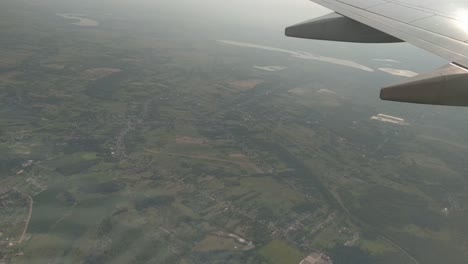 Blick-Aus-Dem-Flugzeug-Als-Passagier-Auf-Das-Polnische-Land
