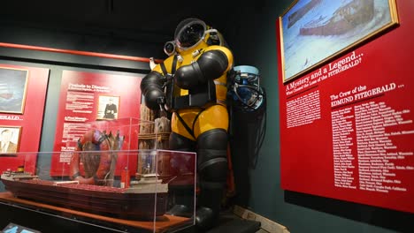 Edmund-Fitgerald-model-and-diving-suit-at-Great-Lakes-Shipwreck-Museum,-Michigan