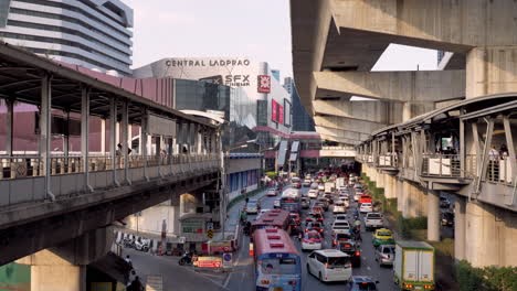 Blick-Von-Oben-Auf-Einen-Fließenden,-Aber-Verstopften-Verkehr-In-Einer-Belebten-Straße-In-Bangkok,-Thailand