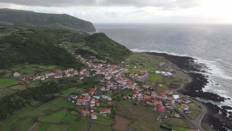 Weite-Aussicht-Auf-Das-Dorf-Fajã-Grande-Auf-Der-Insel-Flores,-Azoren
