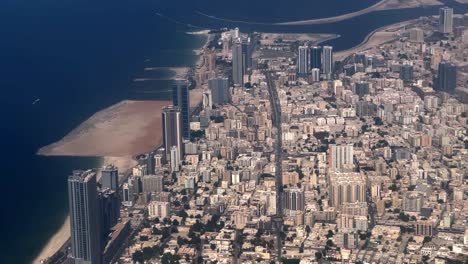 Drohnenaufnahme-Aus-Der-Luft-Der-Jumeirah-Strand-Von-Dubai-Ist-Sichtbar-Und-Daneben-Befinden-Sich-Viele-Gebäude