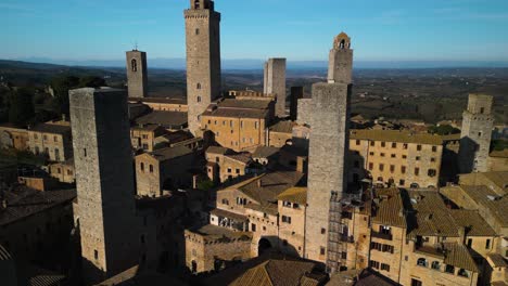 Luftaufnahmen-Von-Mittelalterlichen-Türmen-In-San-Gimignano,-Toskana