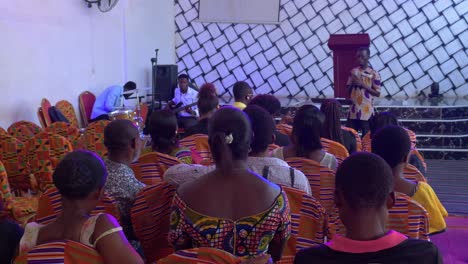 Afrikanische-Menschen-Aus-Ghana-Versammeln-Sich-In-Der-örtlichen-Kirche