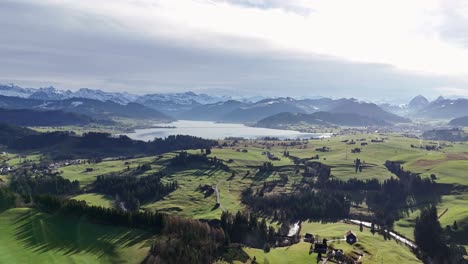 Malerische-Luftaufnahme-Des-Dorfes-Und-Des-Künstlichen-Bergsees-Während-Der-Goldenen-Stunde