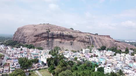 Establishing-drone-shot-of-Dindigul-Rock-Fort,-Tamil-Nadu,-India