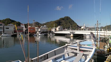 Ciudad-Portuaria-De-Shimoda-En-La-Península-De-Izu-En-Japón-Con-Barcos-De-Pesca.