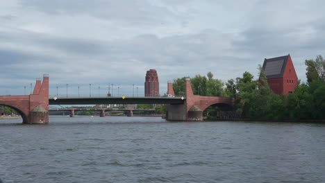 Brücke-Und-Festland-Im-Hintergrund-An-Einem-Bewölkten-Tag