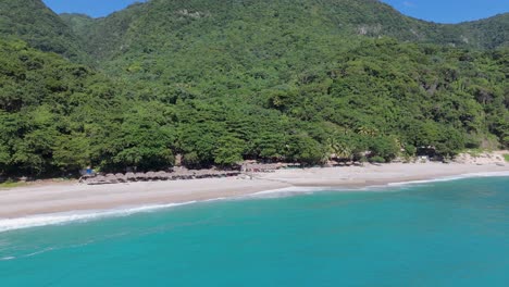 Paisaje-Tropical-Con-Montañas-Verdes,-Playas-De-Arena-Y-Mar-Caribeño-Azul