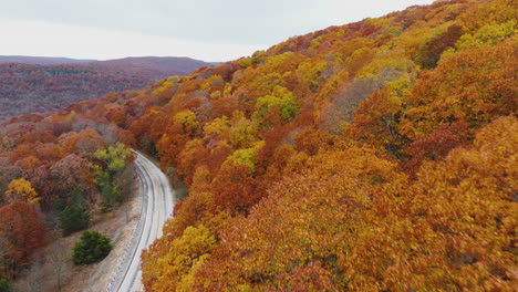 Mountain-Road-And-Lush-Autumn-Forest-In-Devil's-Den-State-Park,-Arkansas---Drone-Shot