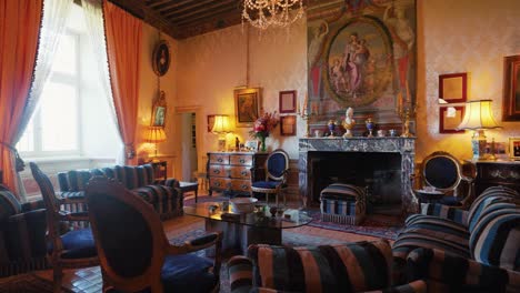 Blick-Auf-Die-Antike-Lounge-Im-Château-De-Pouzilhac