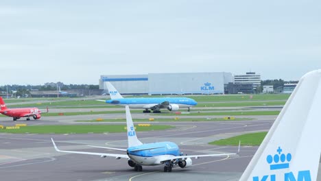 Avión-Holandés-De-KLM-Rodando-A-Través-De-La-Pista-Del-Aeropuerto-De-Schiphol-Con-Un-Propósito