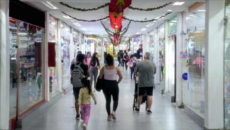 Zeitraffer-Des-Innenraums-Eines-Weihnachtlich-Geschmückten-Einkaufszentrums,-In-Dem-Man-Viele-Menschen-Beim-Spazierengehen-Und-Einkaufen-Sehen-Kann